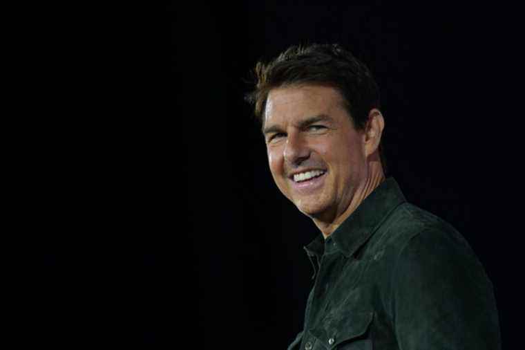 Tom Cruise Unveils Top Gun Sequel While Balancing On Airplane