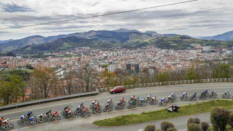 Tony Gallopin in the breakaway, the peloton gets busy behind… Follow the 6th and final stage