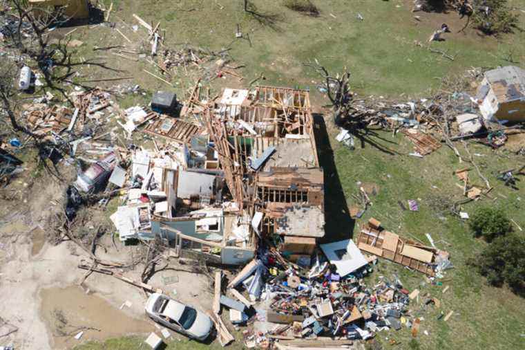 Tornado wreaks destruction in Kansas