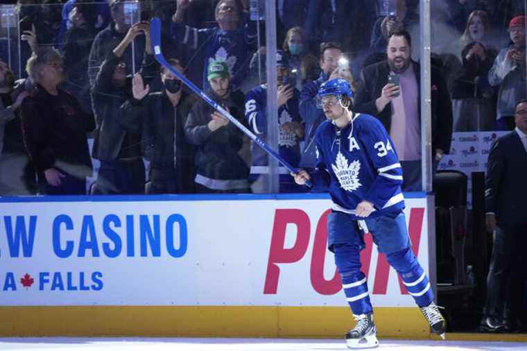 Tuesday in the NHL |  Matthews hits 60-goal milestone in Leafs win over Wings