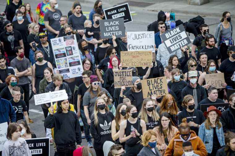 Videos showing a police officer killing a black man |  Several protesters gathered in Michigan