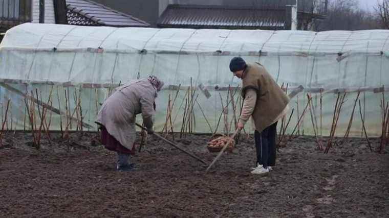 War in Ukraine: the painful return of families to bombarded villages