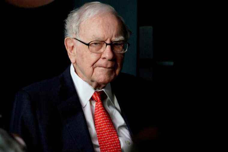 Warren Buffett bets big on oil companies and mocks Wall Street