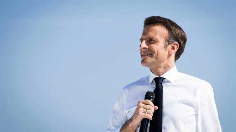 We couldn’t miss it.  The whole truth about Emmanuel Macron’s open shirt photo