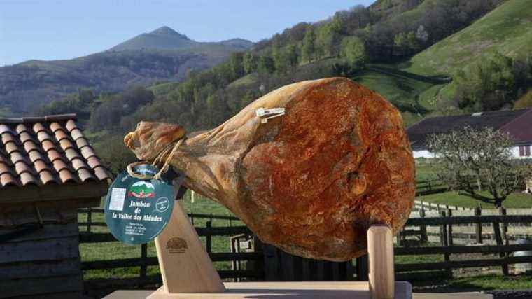 Win your Bayonne ham on the bone, produced in the Aldudes Valley by Maison Pierre Oteiza