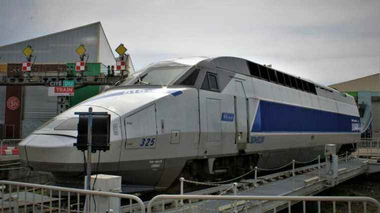 a TGV Atlantique motor car and its two world speed records in the city of the train