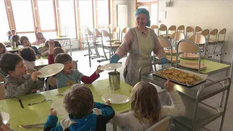 a Ukrainian refugee works in a school canteen in Isère