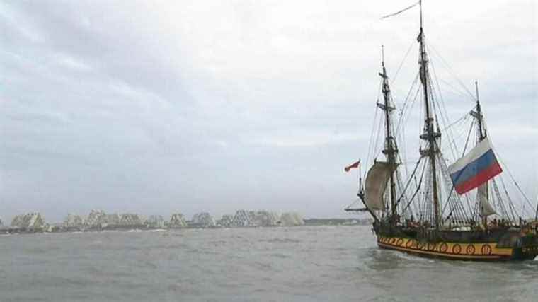 a boat under the Russian flag banned from the gathering of old frigates in Sète