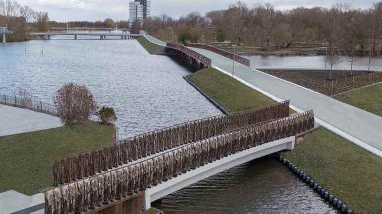 a linen bridge inaugurated near Amsterdam, “It’s the same type of fibers as in everyday clothes”