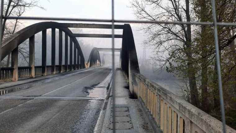 a very gradual reopening from May 2, starting with pedestrians