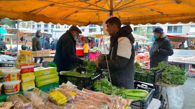 at the Saint-Paul market, Muslims from Tours prepare for Ramadan festivities