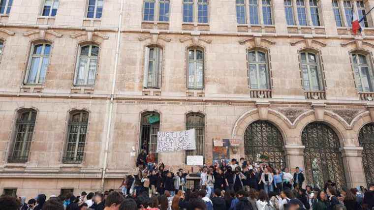 for the students who block the Lycée Louis-le-Grand, “democracy is not only played in the ballot box”