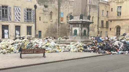 garbage collectors on strike, streets covered in waste before the feria