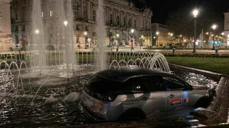 his car ends up in the fountain in place Jean-Jaurès