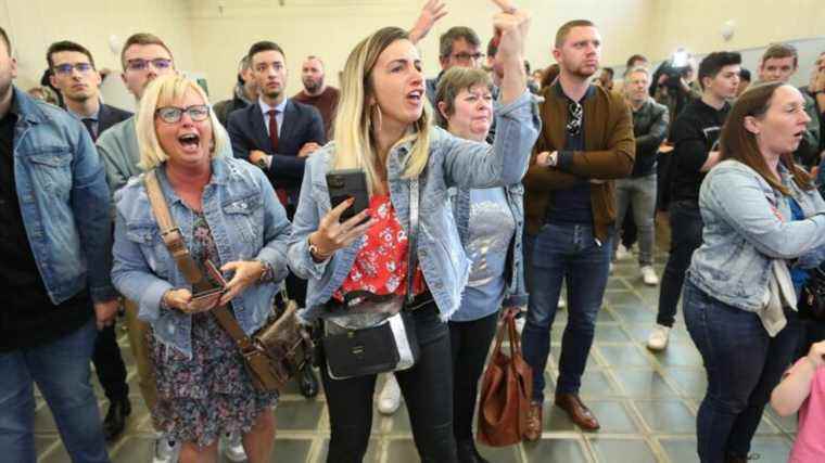 in Hénin-Beaumont, a finger of honor and insults at the announcement of the re-election of Emmanuel Macron