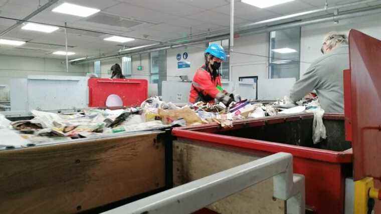 in Saran, waste sorters risk injury