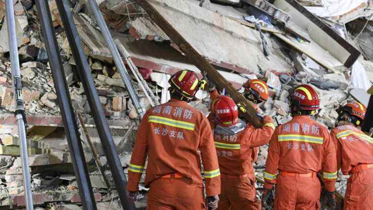 several dozen missing in the collapse of a building in Changsha, in the center of the country