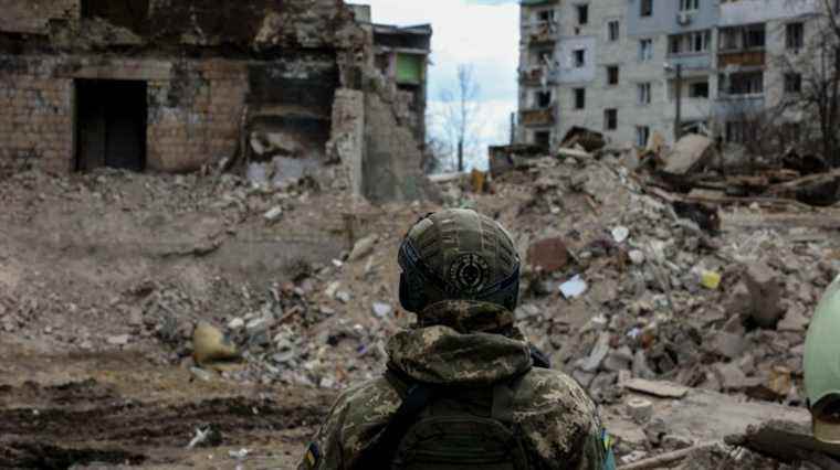 the Russian army maintains pressure on the city of Mariupol, where fighting continues