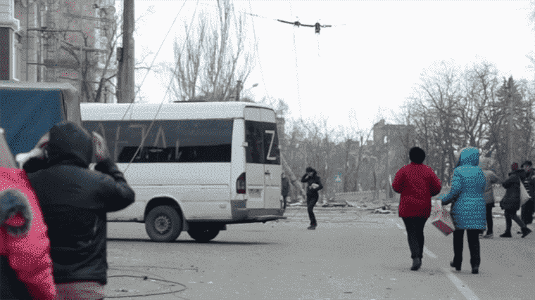 the inhabitants of Mariupol faced with the dilemma of fleeing or staying in the country