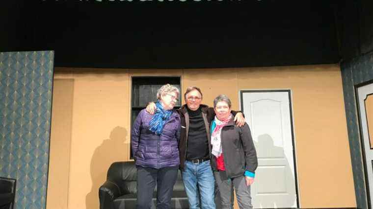 the troupe of Saint-Martin-de-Connée is impatiently waiting to get back on stage