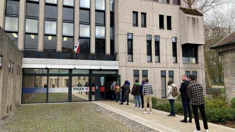 there is a crowd at the Besançon police station to give power of attorney