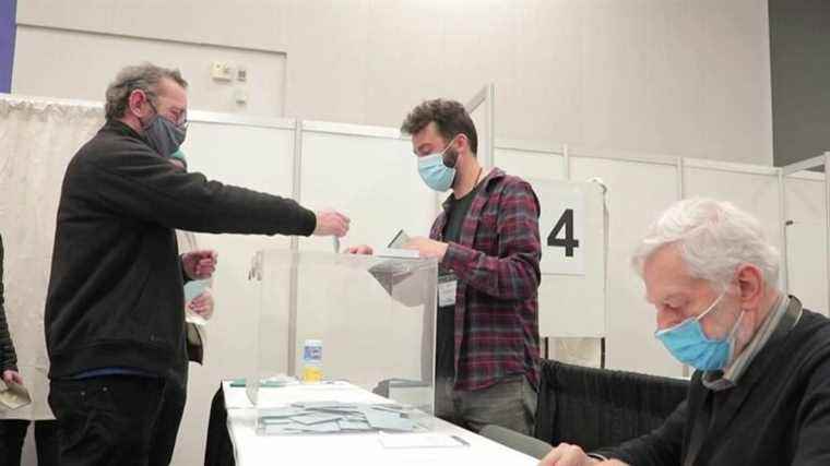 thousands of French people vote in Montreal