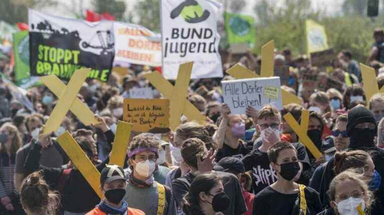 thousands of demonstrators gathered in a village threatened with disappearance due to the extension of a coal mine