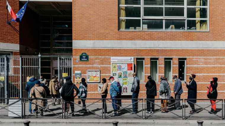 turnout in the first round reached 25.48% at noon, down three points from 2017