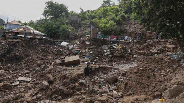 unprecedented floods kill 443