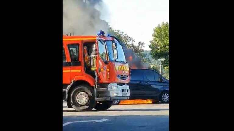 A car catches fire because of a short circuit in the center of a town in Dordogne