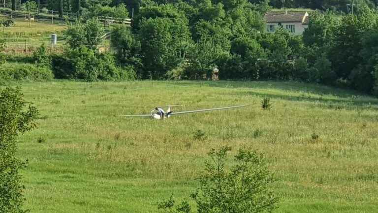 A glider lands urgently in a meadow in Vigan