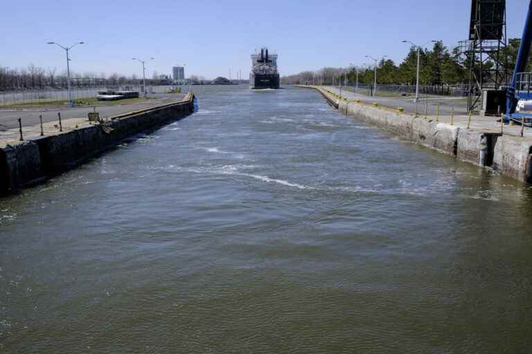 A ship containing chemicals stranded in Sainte-Catherine