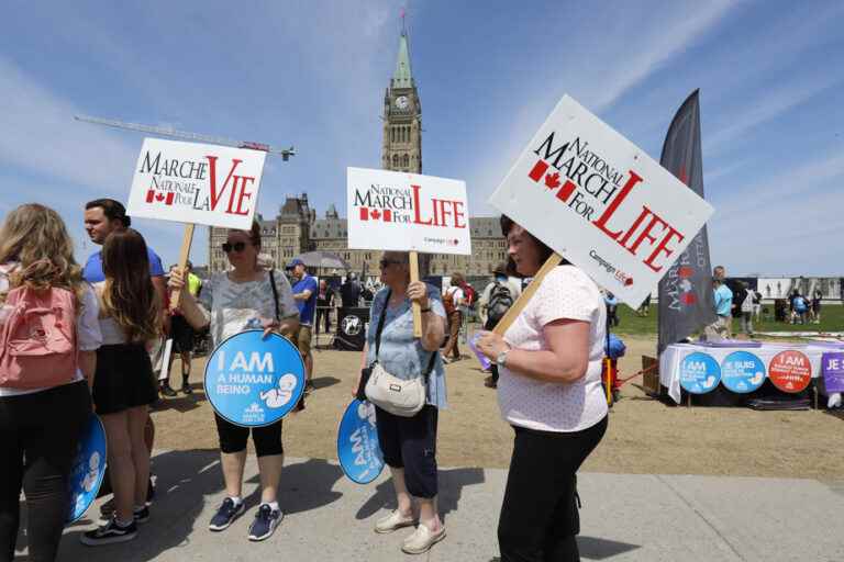 Abortion |  Pro-choice and anti-abortion activists demonstrate in Ottawa