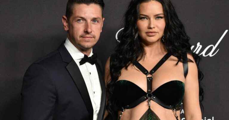 Adriana Lima pregnant and the belly in the air: sexy outfit for the future mother in evening in Cannes