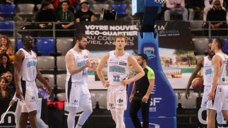 Antibes basketball players take the best of Alliance Sport Alsace after their victory at the Azur Arena