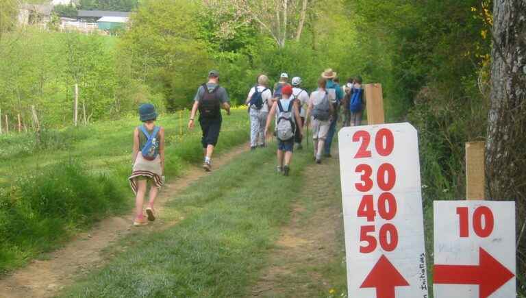 At 7.53 a.m., the walkers who have decided to complete 50 km have already started off at a good pace in Pontmain