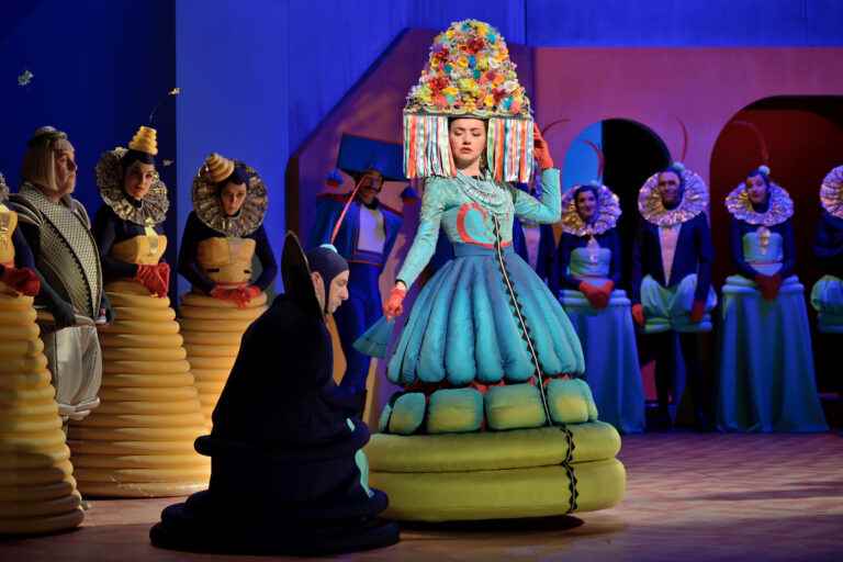 At the Opéra-Comique, Offenbach’s “La Périchole” Worn by Stéphanie D’Oustrac In a Joyful and Colorful But Without Melancholy Staging by Valérie Lesort