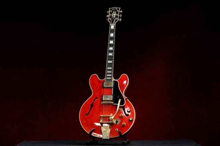 Auctions |  Oasis Breakup Guitar Sold for $521,000