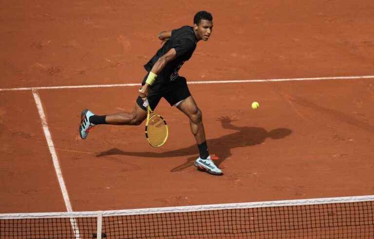 Auger-Aliassime wins in five sets in the first round at Roland-Garros