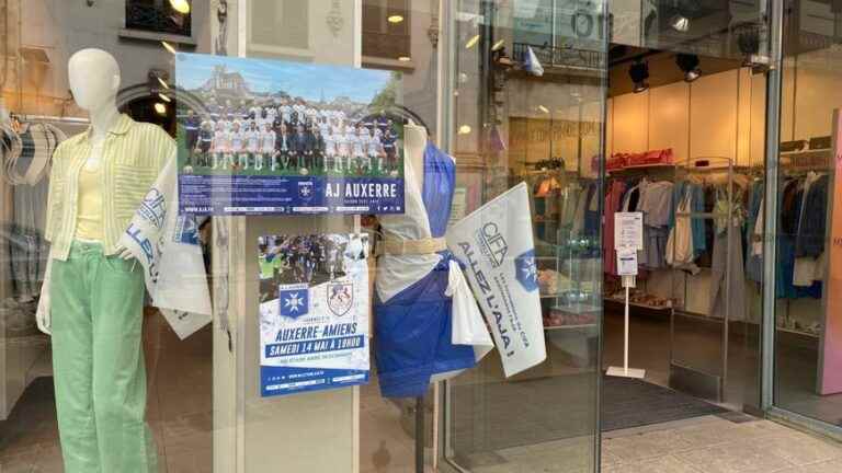 Auxerre dons the colors of AJA in support of its club