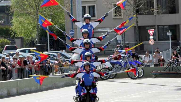 Bikers of the Republican Guard in an acrobatic show in the Dordogne