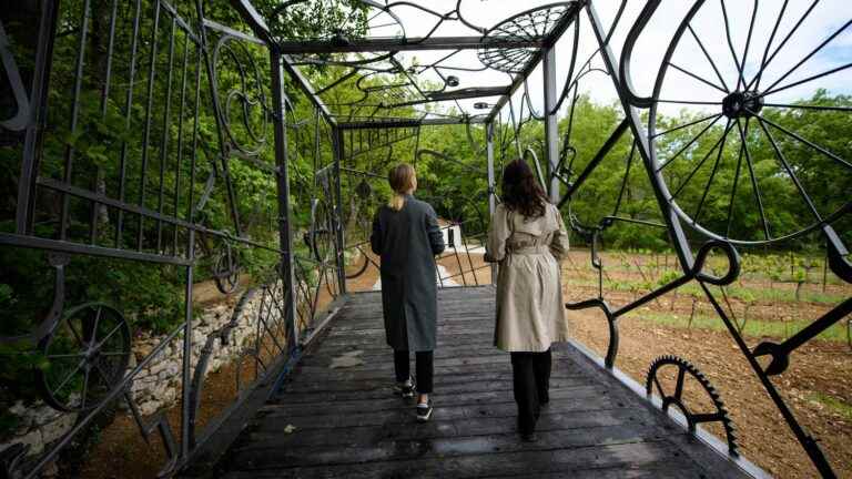 Bob Dylan exhibits his first monumental installation and several of his paintings in an area of ​​Aix-en-Provence