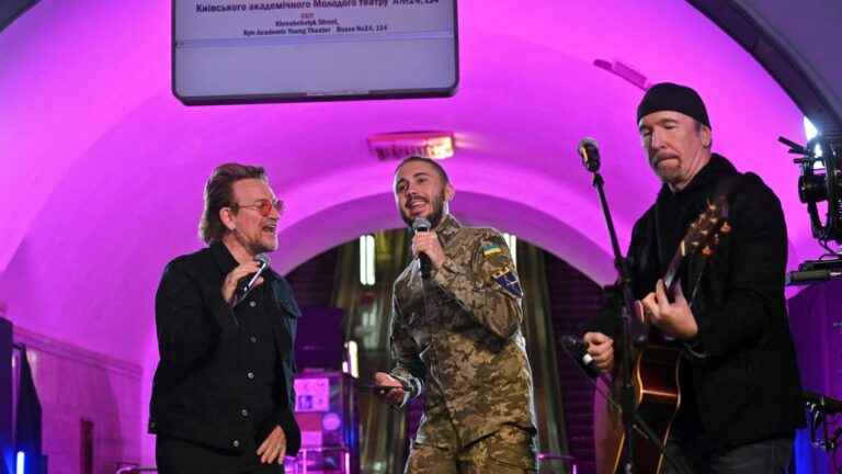 Bono and The Edge of the group U2 gave a concert in the kyiv metro