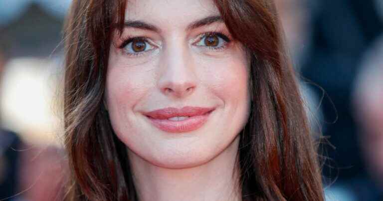 Cannes 2022: Anne Hathaway radiant in a white strapless dress for her very first Festival!