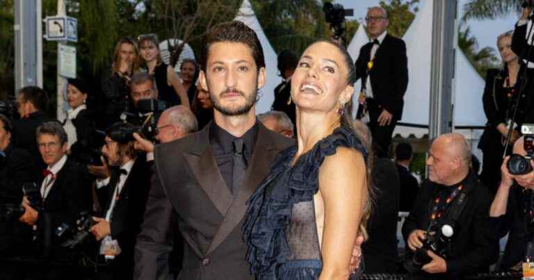 Cannes 2022: Pierre Niney in love by Natasha Andrews, sublime in maxi-cleavage and transparency