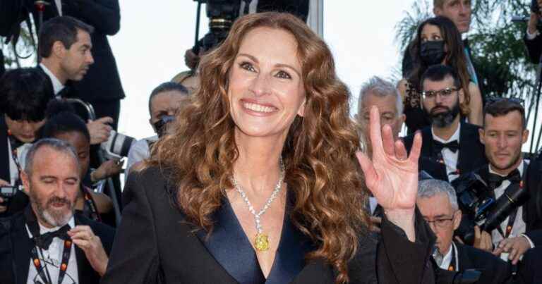 Cannes Film Festival 2022: Stunning Julia Roberts in a tuxedo, natural XXL mane!