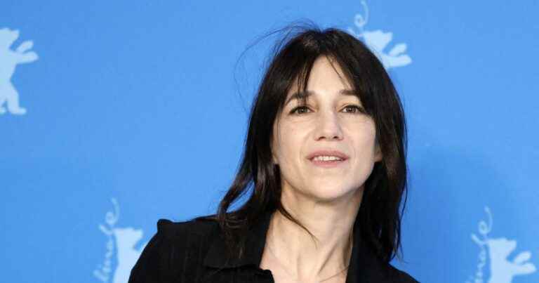 Charlotte Gainsbourg on vacation: her daughter Jo, 10, lookalike of her father Yvan Attal, has fun with her sister Alice!