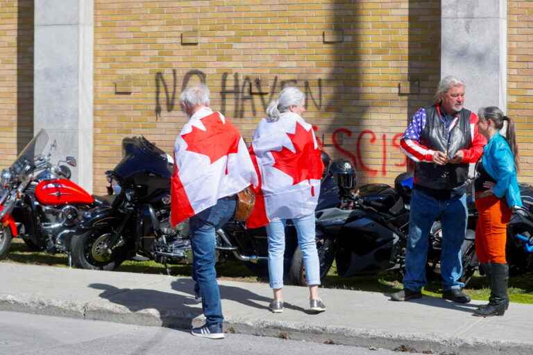 Convoy of motorcyclists |  The church where protesters gathered was vandalized