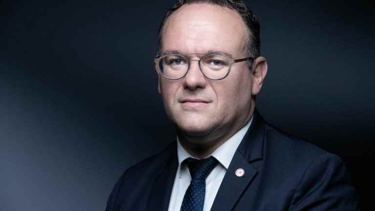 Deputy Damien Abad leaves the presidency of the group Les Républicains in the Assembly and goes on leave from the party