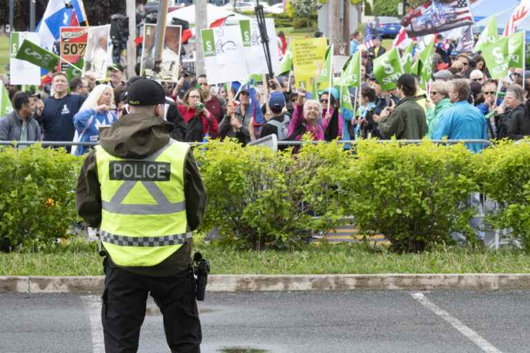 Drummondville |  Demonstrators present at the CAQ congress